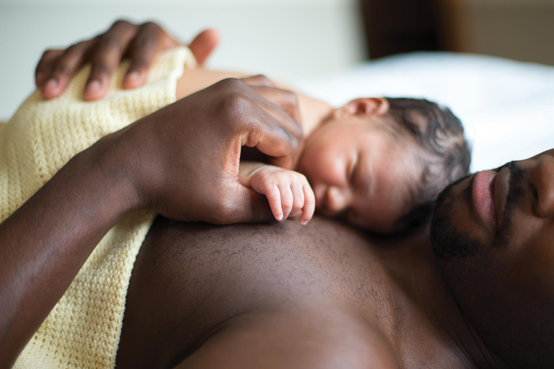 Baby_sleeping_on_Dad