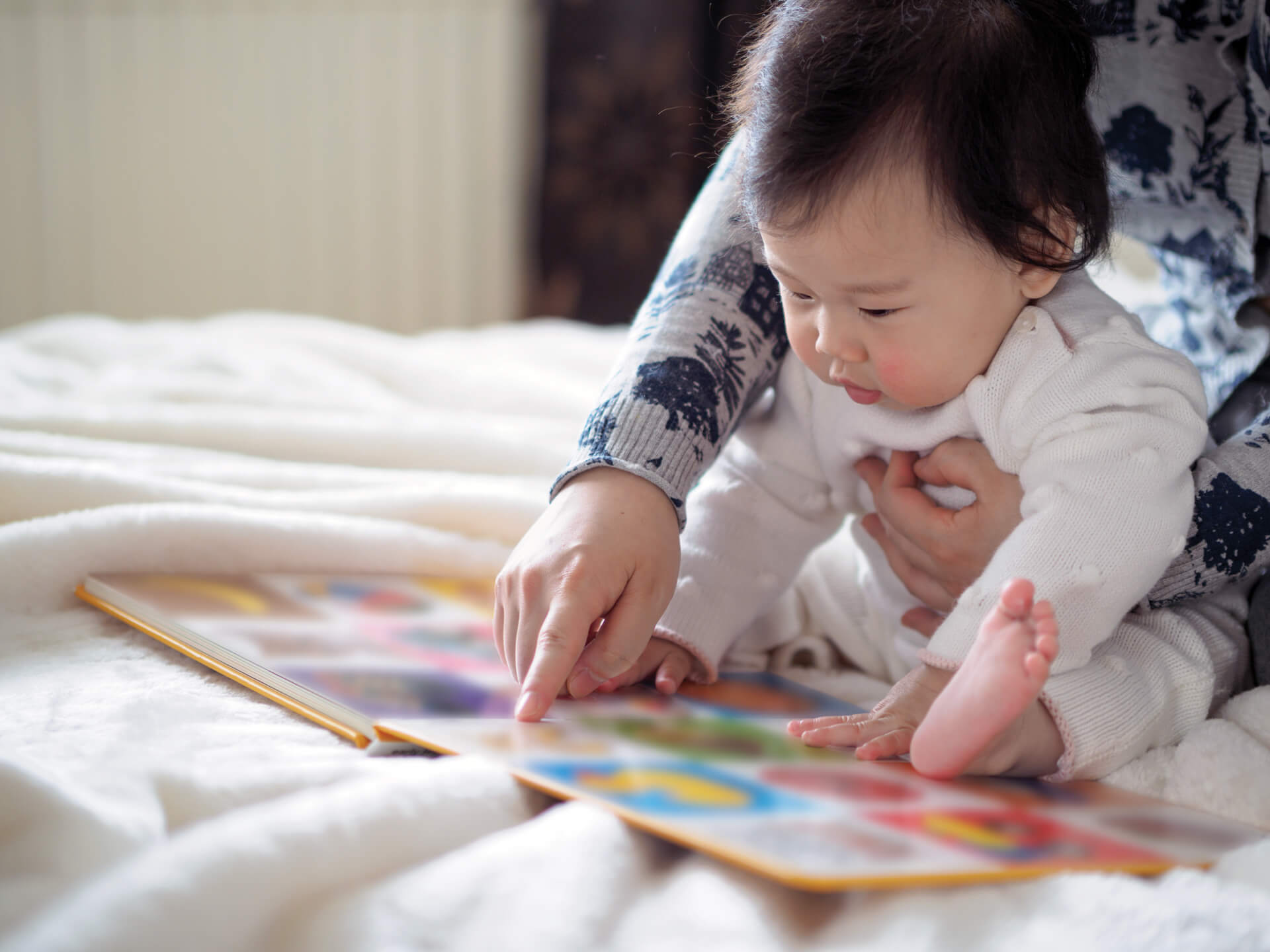 MomReadingToBaby